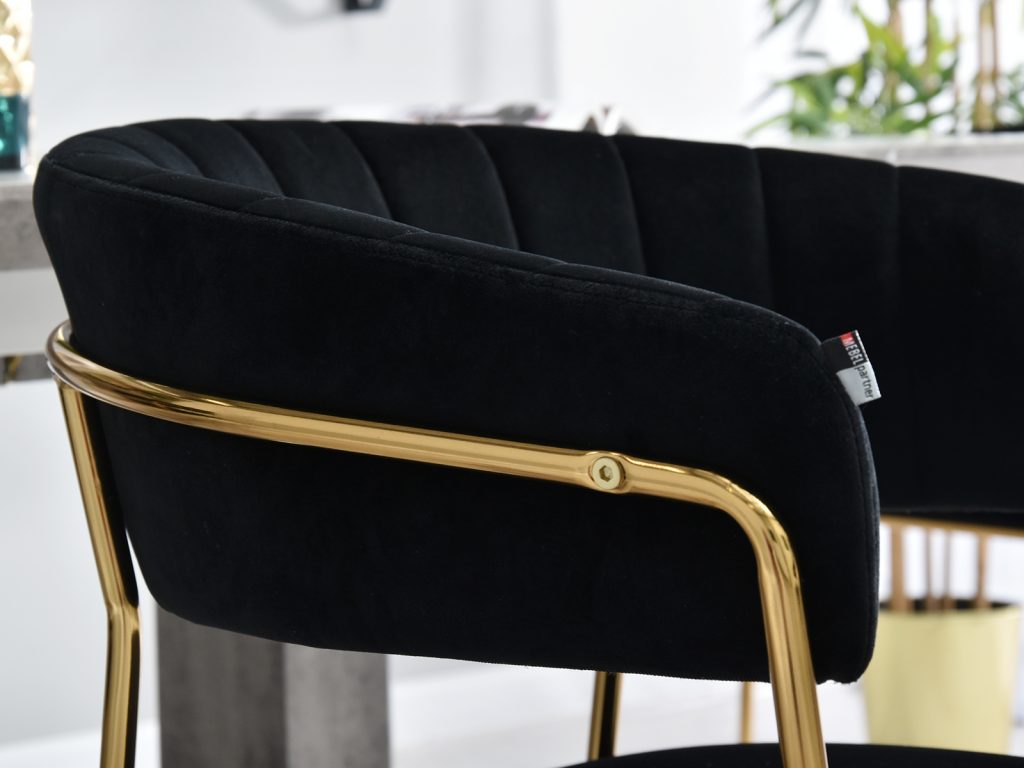Krzesło MALE wspaniale łączy stelaż w złotym kolorze z czarnym welurem