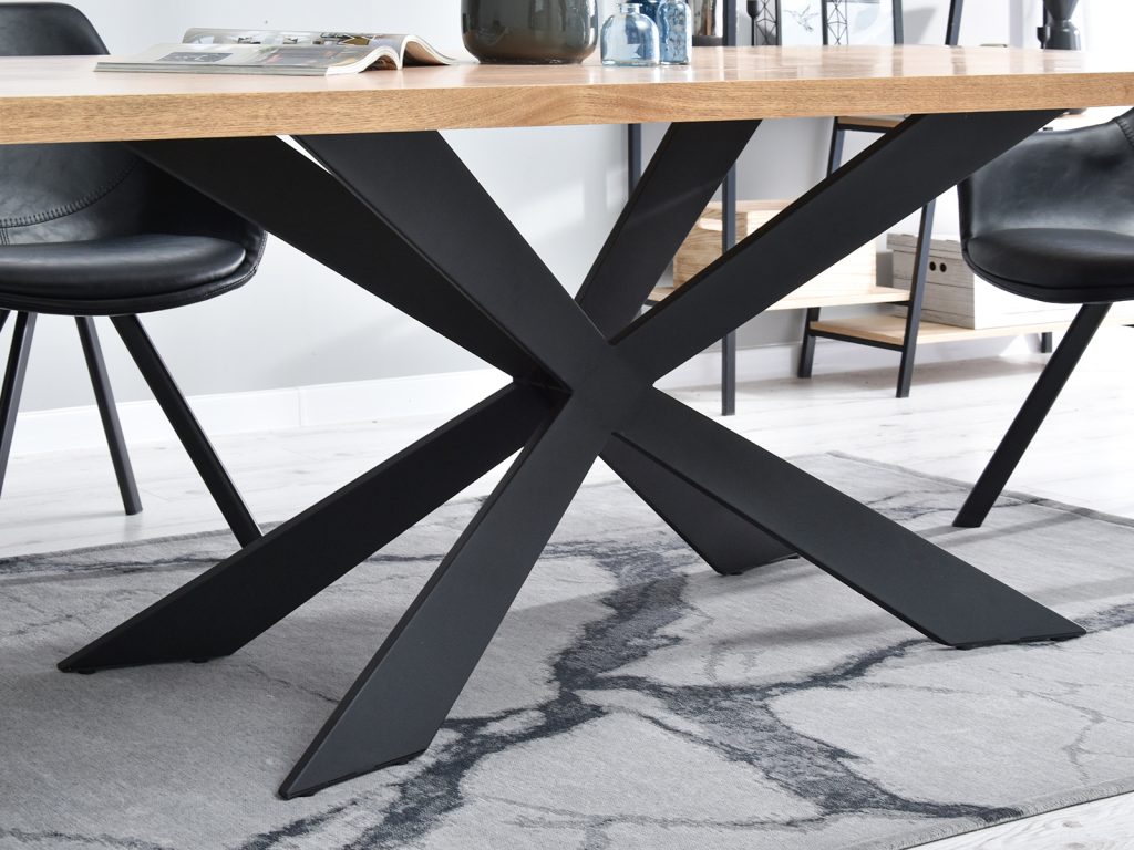 Oryginalna podstawa stołu RETRO przypomina znak "X" - malowana proszkowo na czarno, wspaniale prezentuje się zarówno w industrialnej, jak również nieco bardziej przytulnej, aranżacji