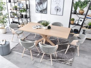 Krzesło BENT wspaniale prezentuje się w aranżacji ze stołem LOMA. Dąb bielony i jasna szarość to idealne połączenie w skandynawskim wnętrzu.