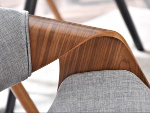Krzesło BENT charakteryzuje przede wszystkim nowoczesne podejście do bryły - wyginane podłokietniki nadają całości niepowtarzalnego charakteru.