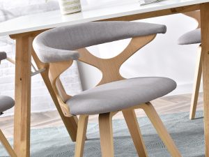 Oparcie krzesła BONITO tworzy fantazyjny, ażurowy wzór, który wspaniale współgra z całą bryłą krzesła. Dzięki obrotowemu siedzisku, model ten jest również wyjątkowo funkcjonalny.