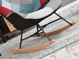Podstawę fotela SIBIL stanowi metalowy stelaż oraz drewniane płozy - wspaniałe nawiązanie do ponadczasowego stylu retro