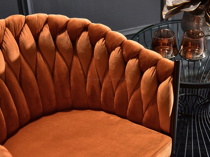 krzesło fotelowe w kolorze miedzi pleciony welur czerń w pomieszczeniach nowoczesny design