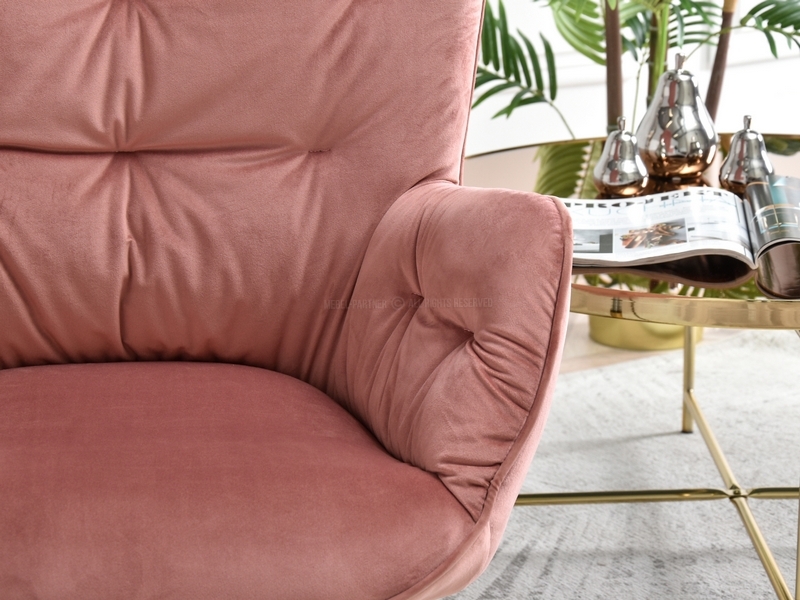różowy pudrowy fotel obrotowy wypoczynkowy miękki welurowy złota podstawa MERIDA