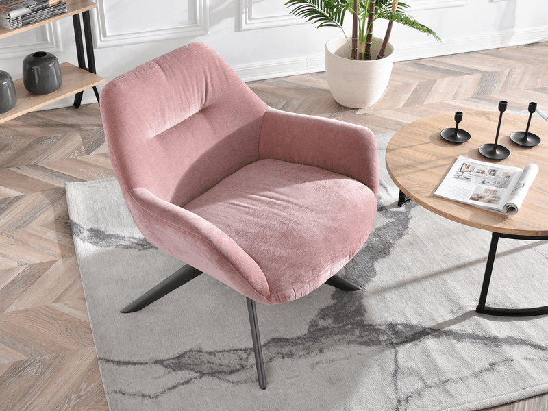 pudrowy szeroki fotel wypoczynkowy różowy do salonu