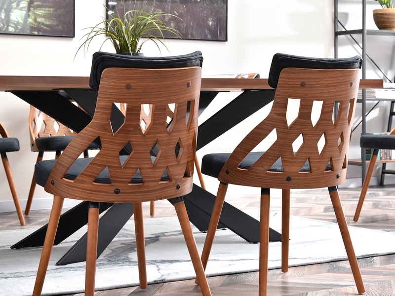krzesło CRABI do jadalni salonu ażurowe oparcie z drewna giętego orzechowego czarna tapicerka 