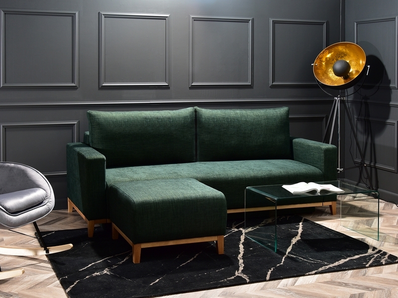 zielona kanapa z otomaną czarna ściana czerń w pomieszczeniach