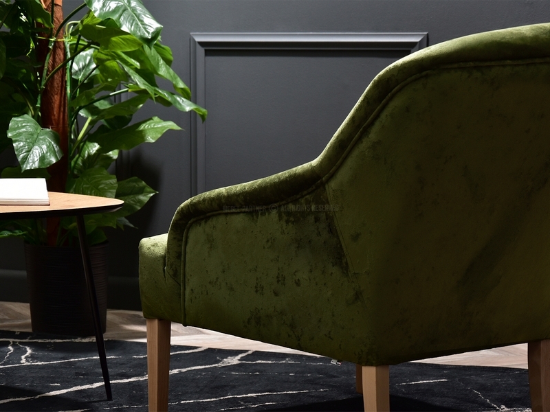 zielony fotel wypoczynkowy do salonu nowoczesny komfortowy z podłokietnikami lamowanie drewniane nóżki design welur przyjemny w dotyku kolorowy fotel