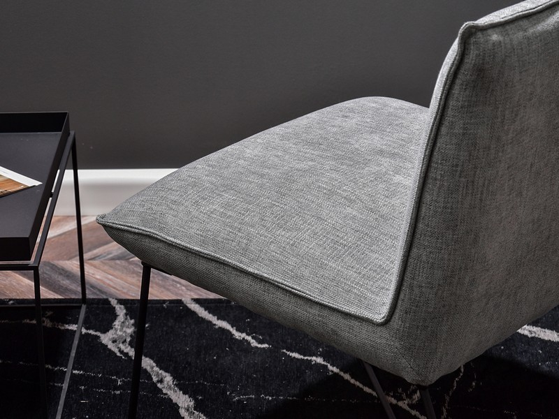 nowoczesny niski fotel do salonu legowisko bez podłokietników lamowanie kolor szary tkanina PACO czarna metalowa podstawa pokój dzienny do książki do telewizora