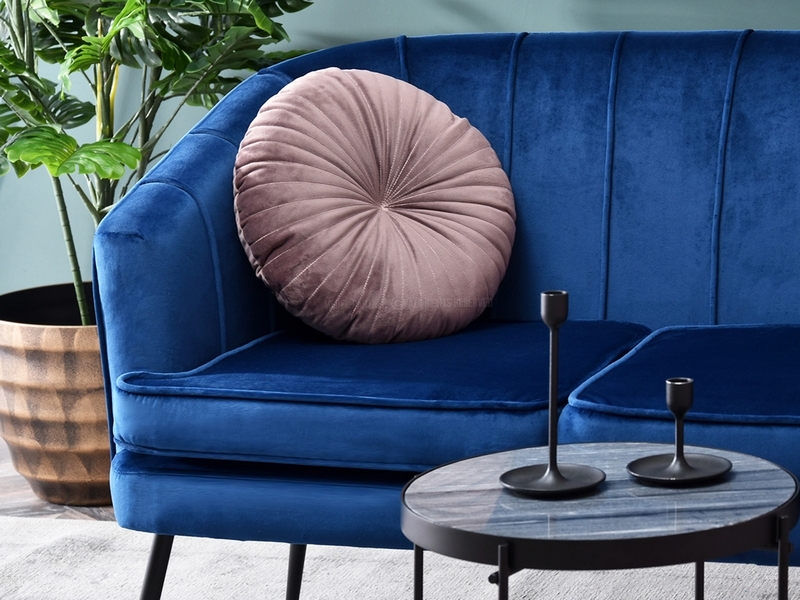 granatowa sofka do salonu ESTEL na czarnej podstawie lamowanie komfortowa nowoczesna glamour do salonu kolorowa