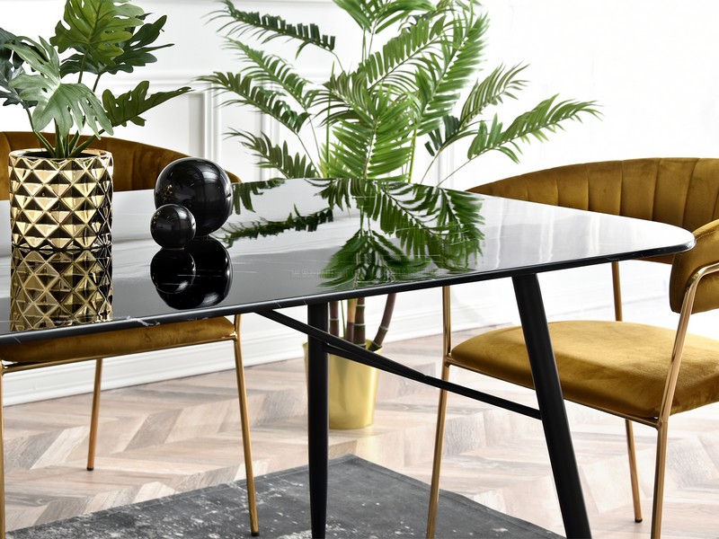 czarny marmurowy stół BERNO do salonu szkło w aranżacji wnętrz czarna podstawa nowoczesne wnętrze styl glamour