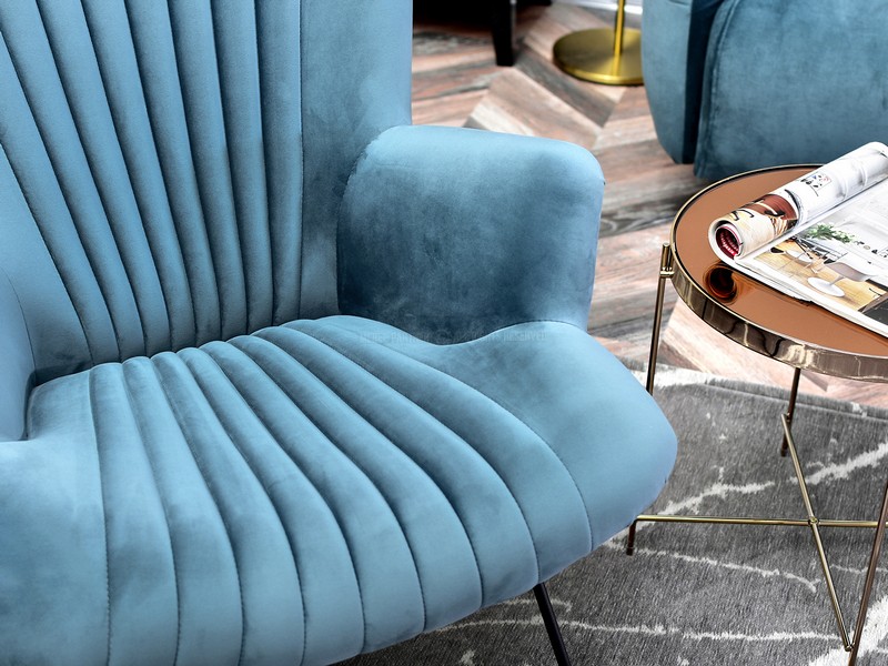 fotel morski niebieski błękitny NELL z przeszyciami na metalowej podstawie nowoczesny komfortowy elegancki glamour kolor we wnętrzach