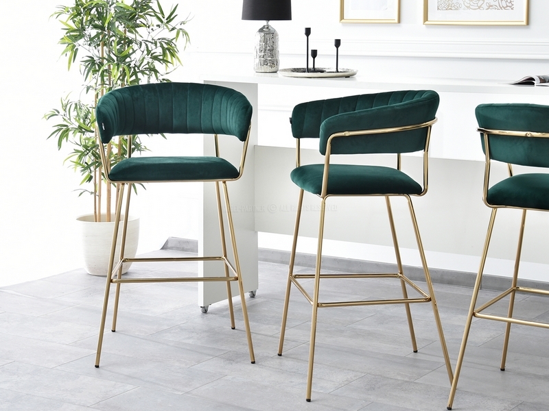 zielony hoker MALE z weluru na złotej podstawie do glamour jadalni kuchni welur nowoczesne wnętrza krzesło barowe z podłokietnikiem