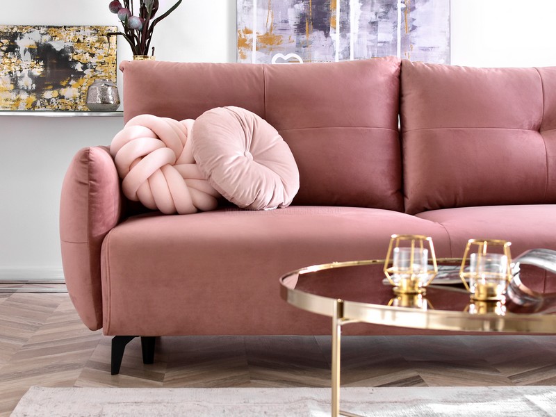 pudrowa kanapa LULU rozkładana z funkcją spania i dużym pojemnikiem na pościel różowa welurowa do nowoczesnego salonu na wysokich nóżkach pudrowy róż we wnętrzach pokój dzienny wypoczynek