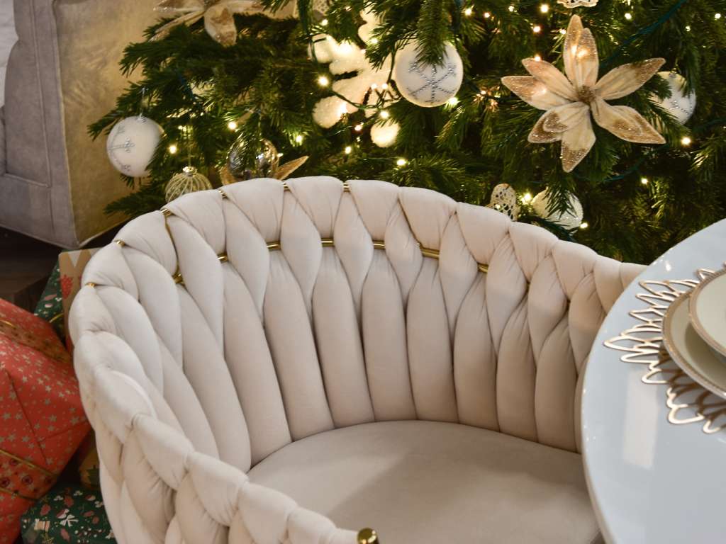 krzesło fotelowe z beżowego weluru plecione złoty stelaż eleganckie nowoczesne glamour 