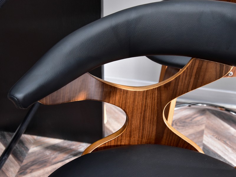 elegancki drewniany hoker barowy z czarną skórą ekologiczną fornir orzech komfortowy nowoczesny ażurowe oparcie miękkie oparcie i siedzisko