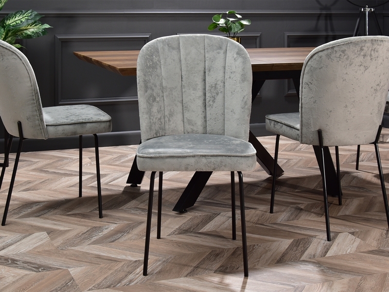 komfortowe krzesło do modnego salonu OLTA welur przyjemny w dotyku kolor jasny szary idealne do nowoczesnych wnętrz lamówka przeszycia design