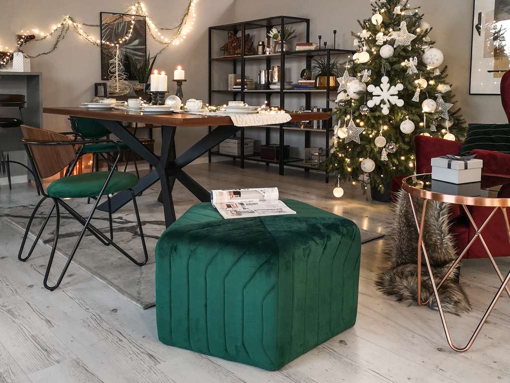 zielona geometryczna pufa do salonu HADY nowoczesne wnętrza eleganckie przeszycia welur pokój dzienny dodatkowe siedzisko podnóżek
