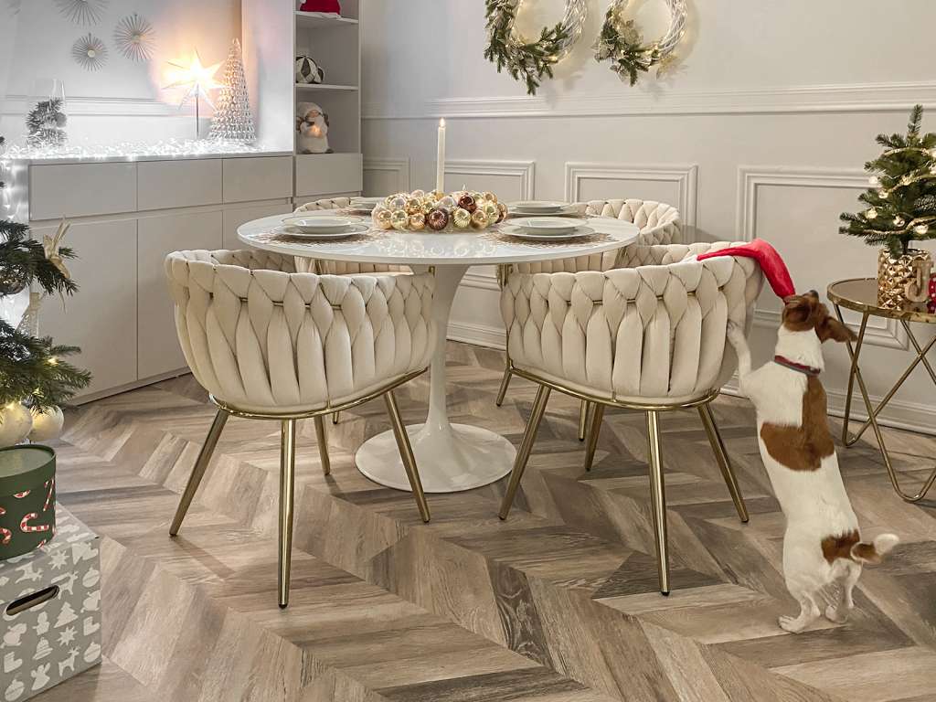 elegancka dekoracja stołu świątecznego glamour boże narodzenie pies mikołaj krzesła ROSEN beż złota podstawa plecione biały stół na jednej nodze CROCUS