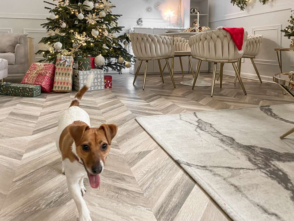 jadalnia w stylu glamour pomysły na prezenty świąteczne pies w salonie krzesła tapicerowane welurem stół biały na jednej nodze CROCUS choinka prezenty