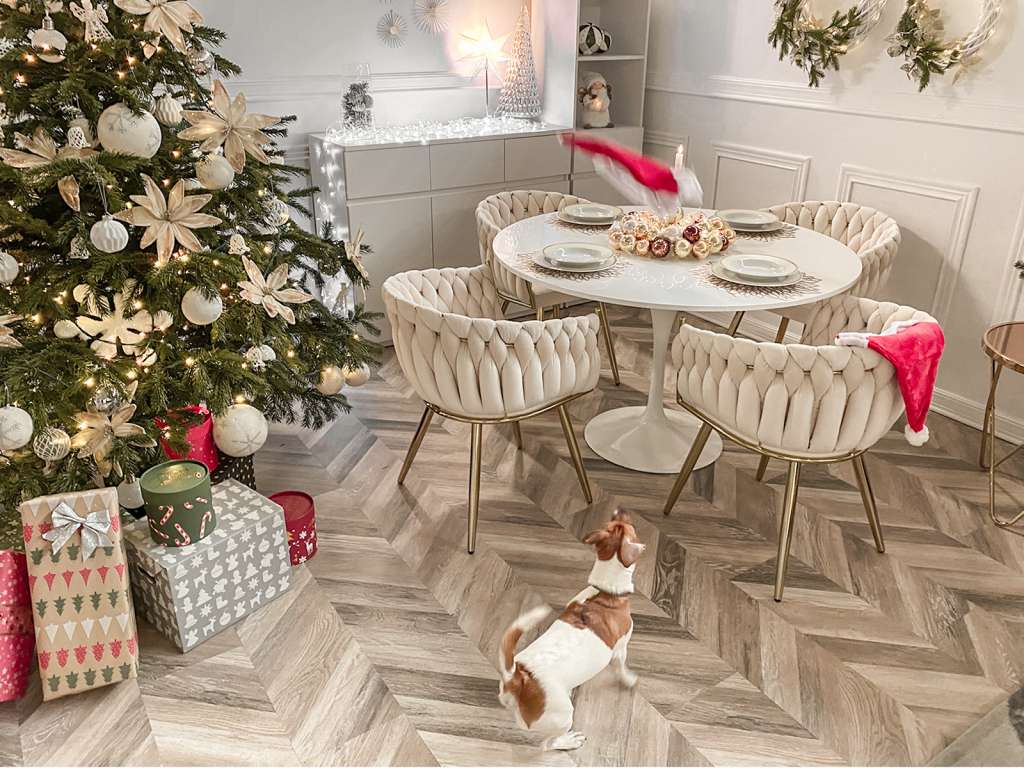 choinka świąteczne prezenty bombki ozdoby choinkowe krzesło fotelowe ROSEN biały stół CROCUS na jednej nodze pies święta boże narodzenie