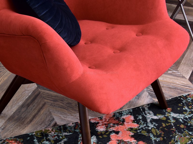 fotel wypoczynkowy typu uszak obszyty czerwoną tkaniną FLORI na orzechowych nogach do salonu pikowany czerwonymi guzikami
